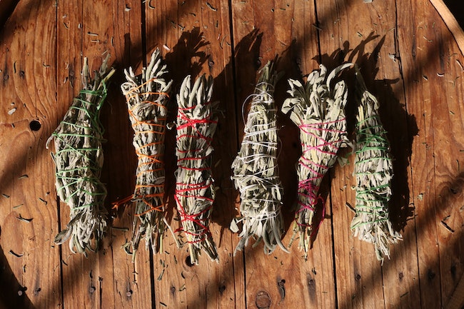 Smudging Sage: 10 Benefits of Burning Sage for Cleansing